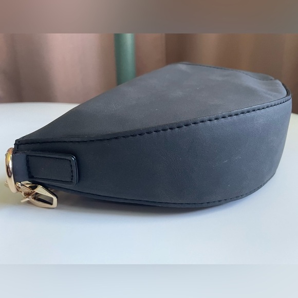 Universal Thread Black and Gold Shoulder Bag with Crescent Shape Chic Modern - Picture 8 of 9